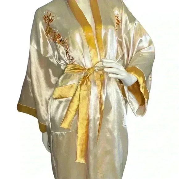 Kimono In Beige And White Silk Reversible One Size Kimono.  E28 - Picture 5 of 11